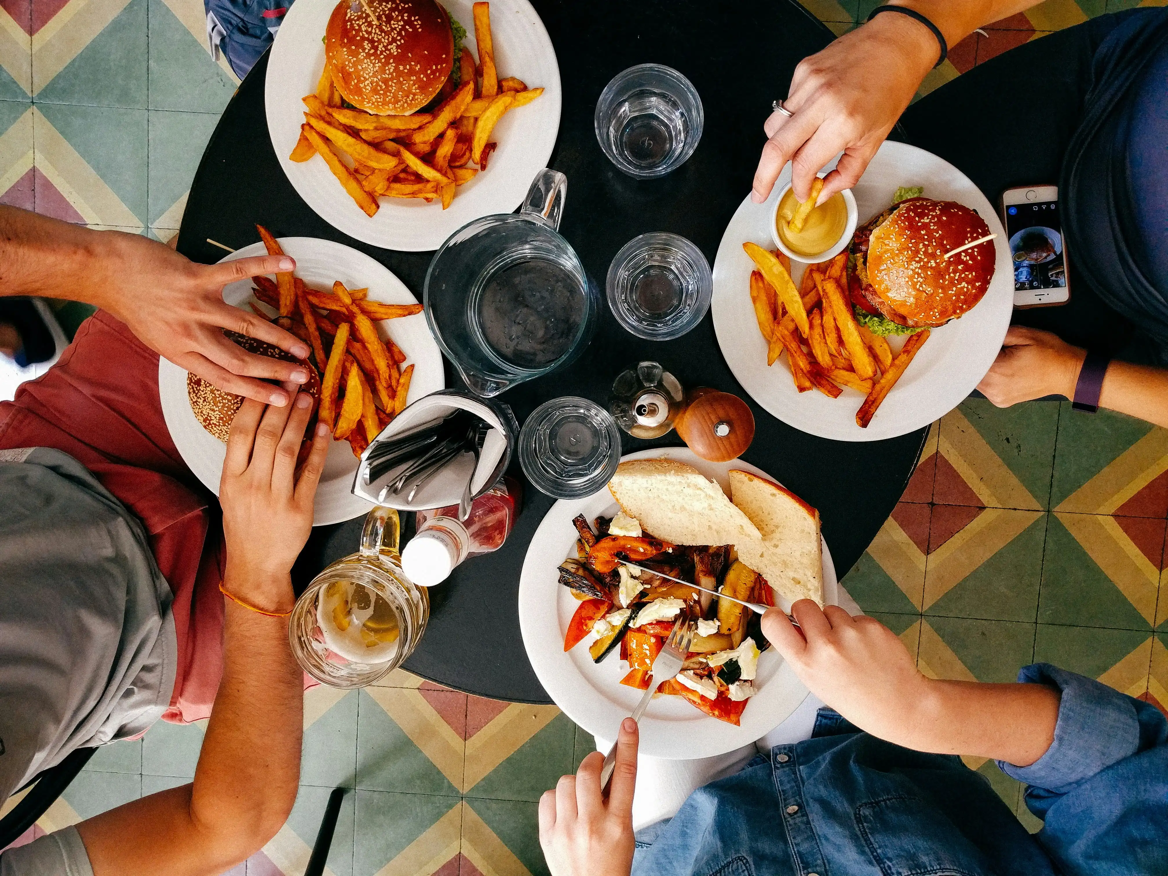 Restaurant checklist templates in action – team and guests when operations run smoothly